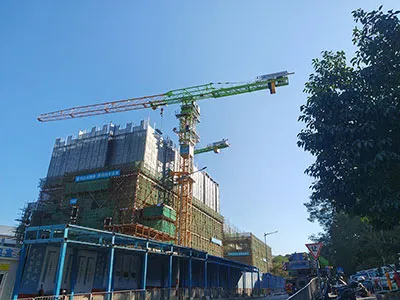 رافعات برجية مسطحة أثناء عملها في دعم إنشاء محطة حافلات