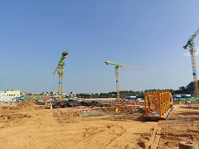 كرينات برجية ومصاعد رفع وإنشاء أثناء عملها في مشروع بناء مجمع دراسي